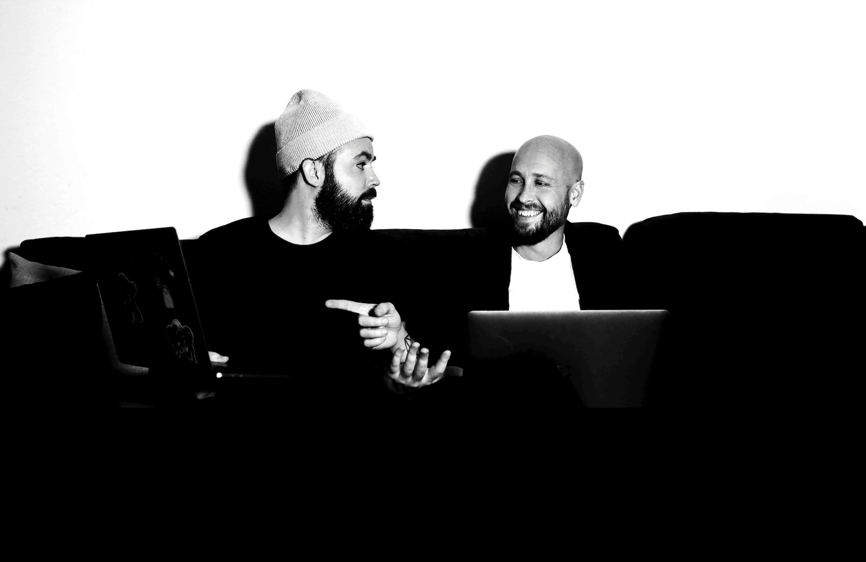 David och Andreas i en soffa framför en laptop